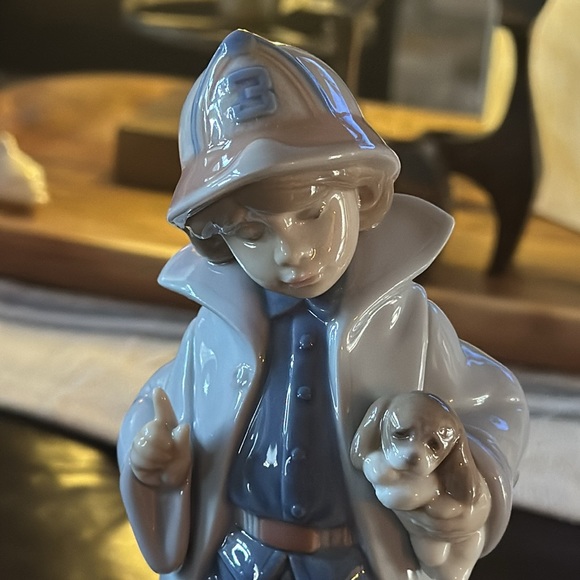 RARE Lladro Little Fireman 06334 w/original box. Mint condition & hard to find! - Picture 4 of 14